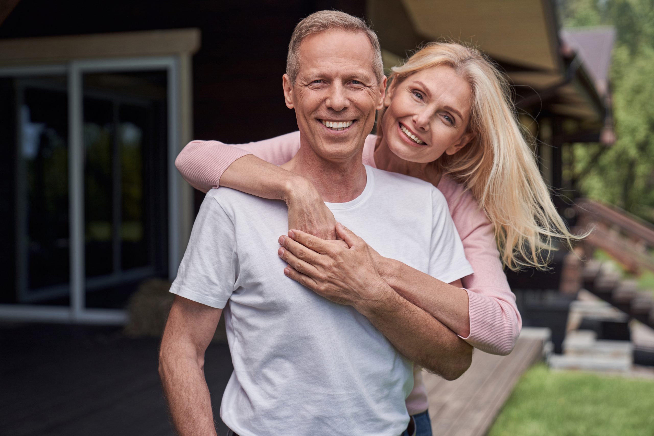 Twee partners die elkaar omhelzen en connectie hebben
