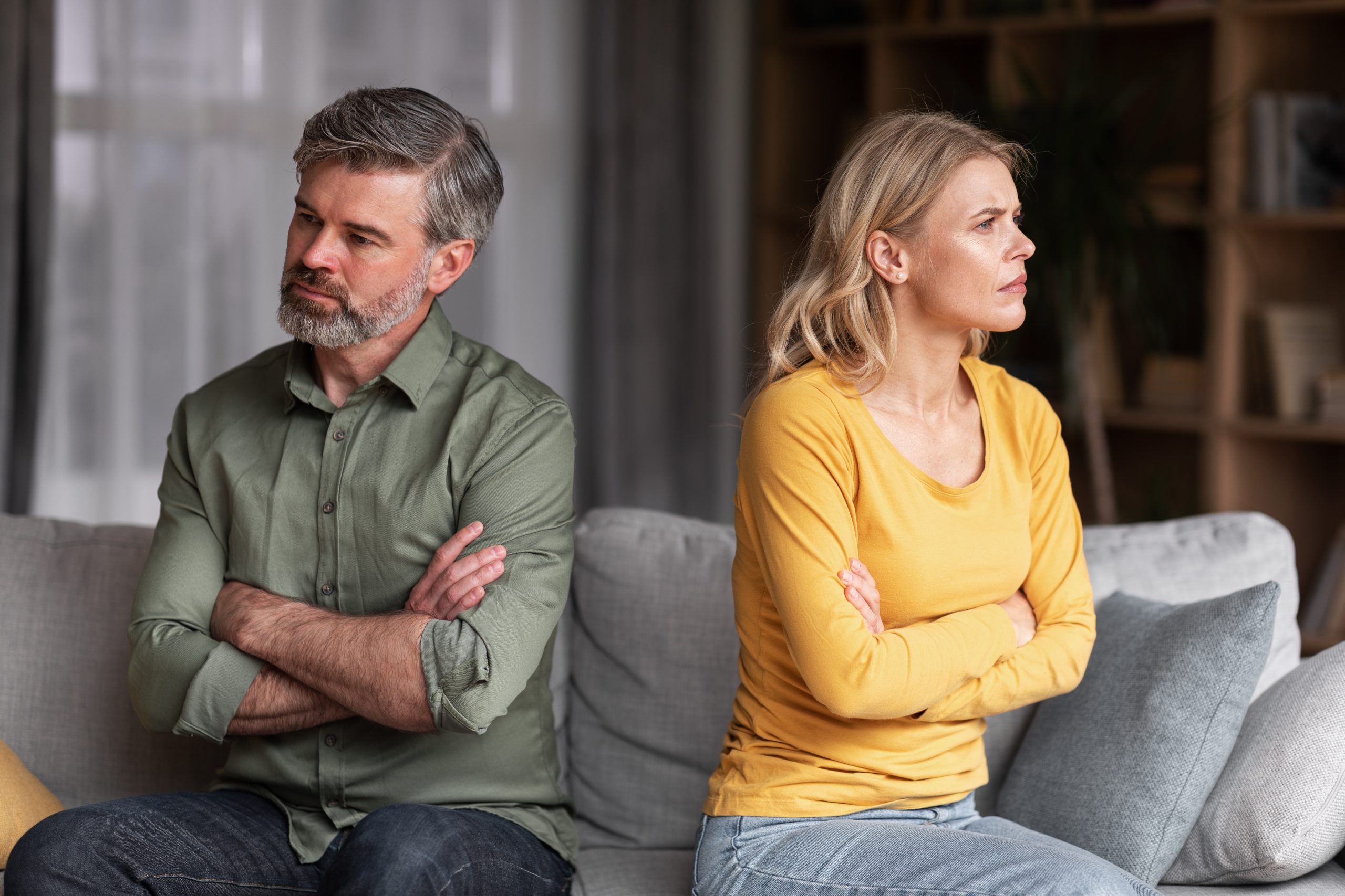 man en vrouw die met de ruggen naar elkaar zitten bij relatietherapie omdat praktische relatieadviezen niet helpen