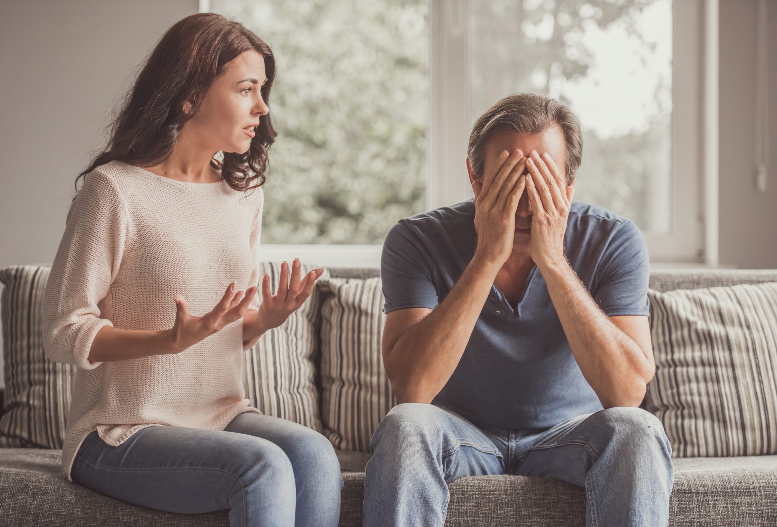 Twee partners die irritatie in hun relatie uitspreken